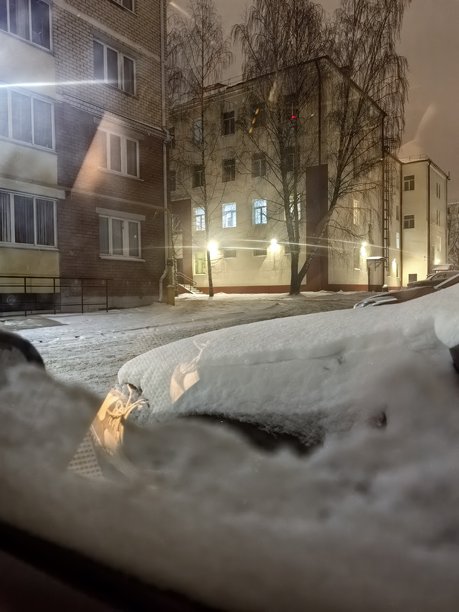 透过被雪覆盖的窗户看向窗外的雪景，城市在冬天，冬季的城市景观，窗户上的霜，城市里的冬天，雪景街道的美丽照片图片下载