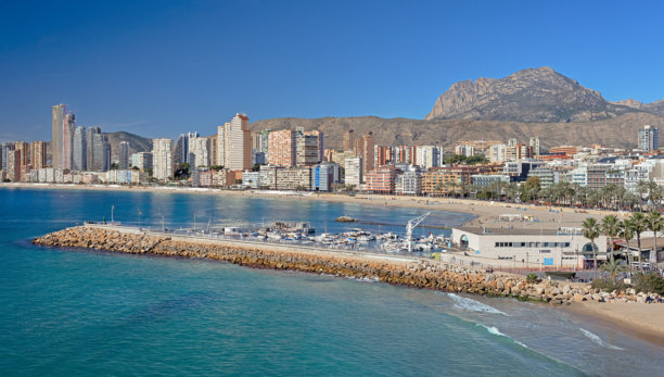 石头码头和船只港口，位于波尼恩特海滩旁，毗邻西班牙贝尼多姆市的美丽风景，照片摄于冬季一月。图片下载