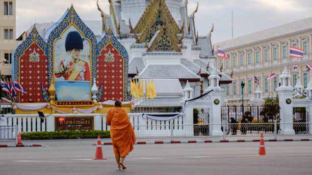 十一月傍晚，一位僧侣在泰国曼谷的玉佛寺附近行走，享受宁静的时光。图片下载