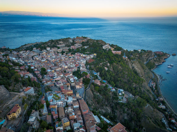 无人机拍摄的西西里陶尔米纳照片图片下载