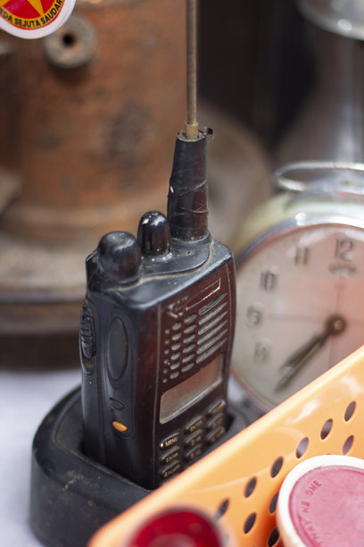 老式手持对讲机的特写照片图片下载