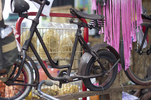 一张老式古董自行车的照片图片下载