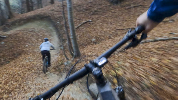 第一人称视角，跟随年轻女子骑行电动山地车穿越森林图片下载