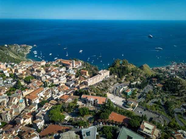 无人机拍摄的西西里陶尔米纳照片图片下载