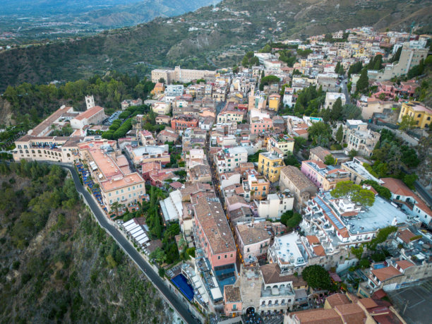 无人机拍摄的西西里陶尔米纳照片图片下载