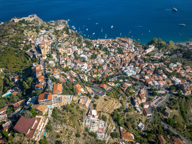 无人机拍摄的西西里陶尔米纳照片图片下载