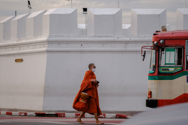 在十一月一个宁静的日子里，一位僧侣漫步在泰国曼谷市中心的玉佛寺附近图片下载