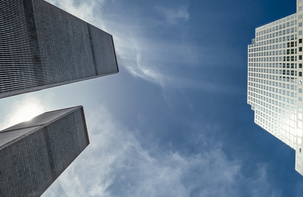 从下方视角拍摄的世贸中心双塔（2001年9月11日被毁）及所谓的“世界金融中心二号”的历史彩色照片。图片下载