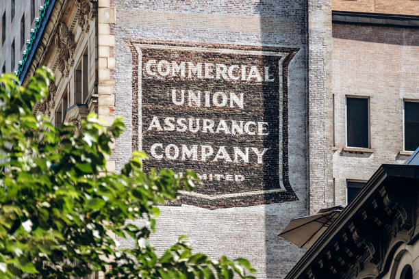 老旧砖墙建筑上的商业联合保险公司复古招牌，位于蒙特利尔市中心图片下载