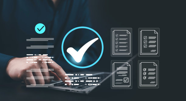 商务人士使用带有数字清单和大型对勾图标的笔记本电脑，象征任务完成、生产力、工作流程自动化和在线项目管理技术。图片下载