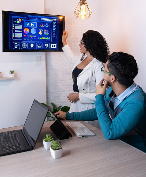 在公司会议上，一位专业人士在屏幕上展示广告数据和增长指标图片下载