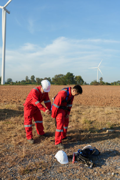 工程师正在风力发电场检查风力涡轮机的运行情况并检测电力。（照片）图片下载