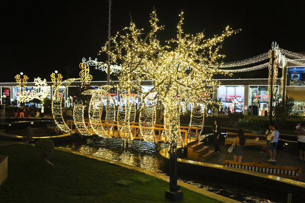 苏豪广场的夜生活，灯火辉煌，游客众多。新闻素材图片下载