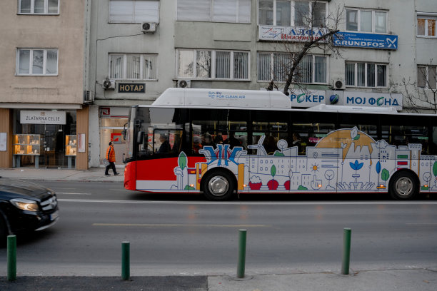 印有插画的城市公交车在斯科普里行驶图片下载