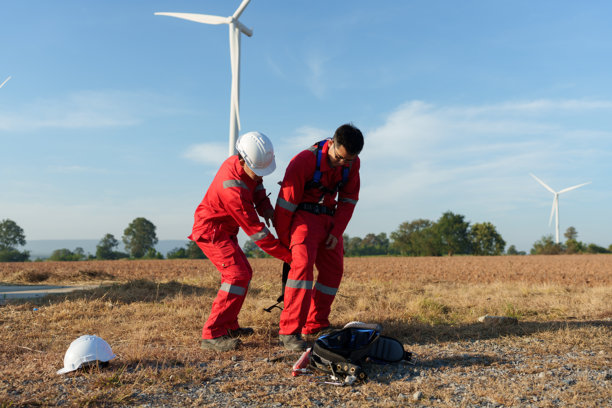 工程师正在风电场检查风力涡轮机的运行并检查电力。（照片）图片下载