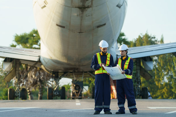 机械师在夏日机场，起飞前检查大型飞机的发动机。(照片)图片下载