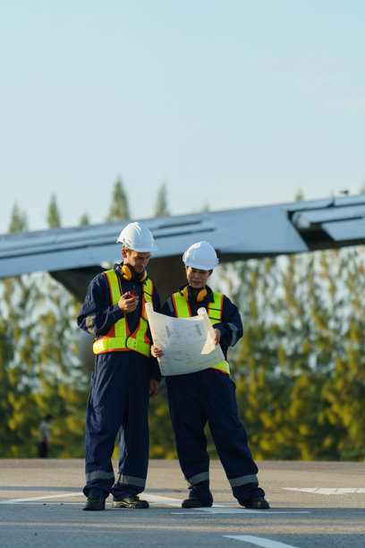 机械师在夏季机场起飞前检查一架大型飞机的发动机。（照片）图片下载