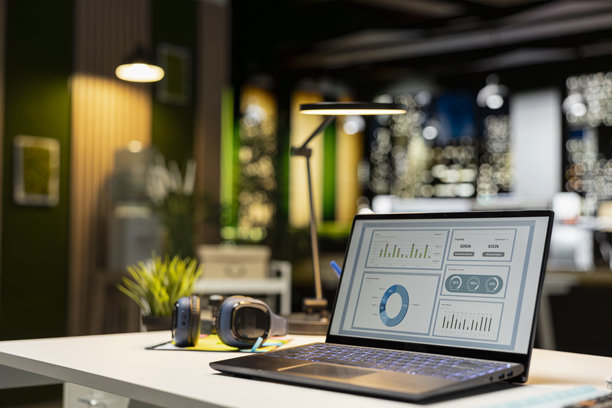 夜晚空荡荡的公司董事会会议室，显示着绩效指标的数字屏幕图片下载