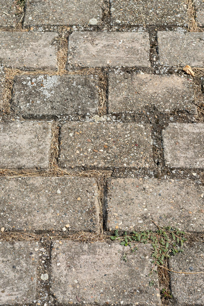 古老的石板路，为设计师提供了带有空白空间的精美背景。竖构图照片图片下载