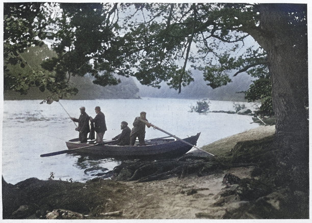 维多利亚时代的男士在船上，于19世纪90年代的河流中钓鱼，老照片图片下载