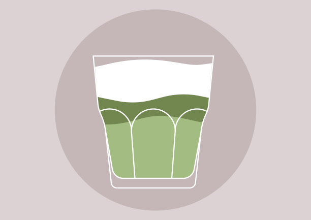 清澈的玻璃杯中，一杯清爽的抹茶饮品展现出鲜艳的绿色分层，带来独特的视觉和味觉体验，非常适合阳光明媚的午后在咖啡馆享受宁静时光。图片下载