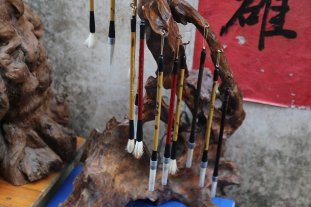 中国书法笔架上的毛笔，在古色古香的街市中展现中国笔法和水墨画的艺术性图片下载