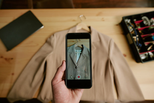白种人青年男子正在为二手西装拍摄照片，准备在线销售图片下载