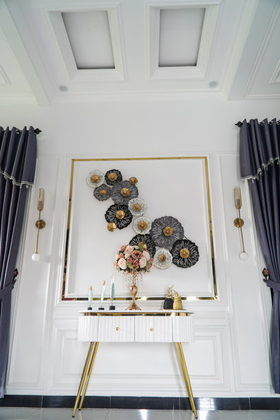 摆放着玄关桌、插花和墙面艺术的优雅室内装饰图片下载