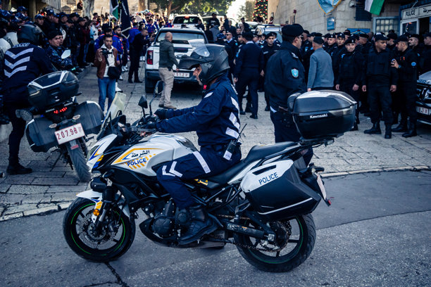 巴勒斯坦警察骑着摩托车图片下载