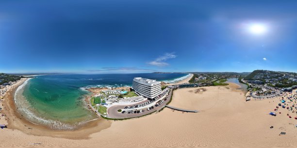 无人机在南非普利登堡湾拍摄的灯塔岛的 360 度航拍照片，天气晴朗图片下载