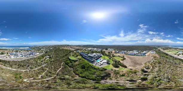 在南非晴朗的日子里，无人机从山顶拍摄的普利滕贝格湾360度航拍照片，图中可见天空别墅精品酒店图片下载