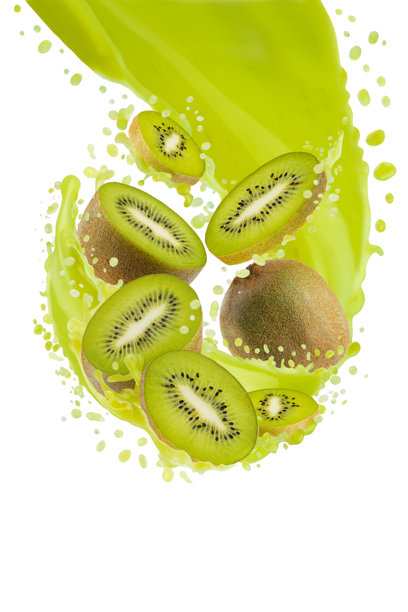 果肉浓稠的绿色新鲜猕猴桃汁，伴有飞溅的鲜亮多汁的猕猴桃片，孤立。能量维生素水果饮料，适用于健康健身菜单、排毒美食、养生餐、抗氧化饮食。图片下载