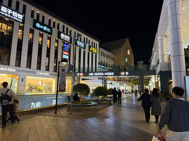 中国昆明1903商业街夜景图片下载