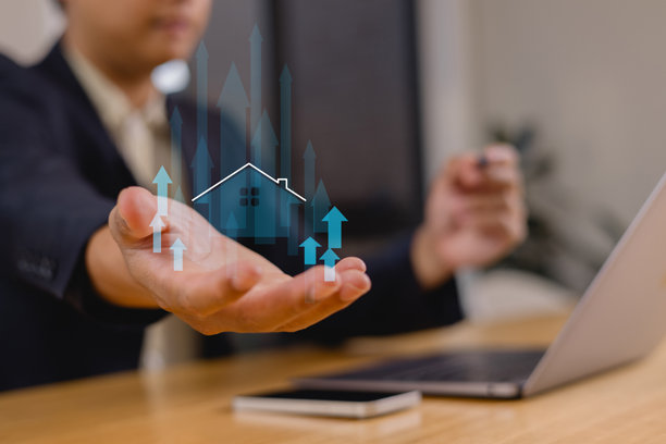 房地产投资概念，能效等级与房产价值，虚拟屏幕上的在线房地产，新家庭住宅，房屋搜索，土地价格，房产税。图片下载
