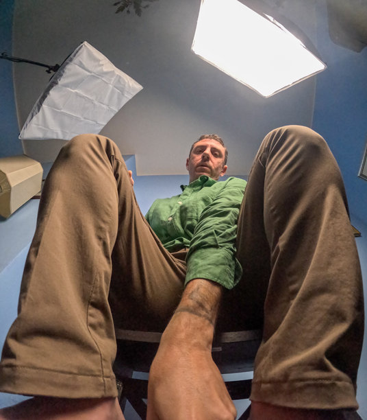 从下方拍摄的模特在照片拍摄中。该男子四十岁，意大利裔。图片下载