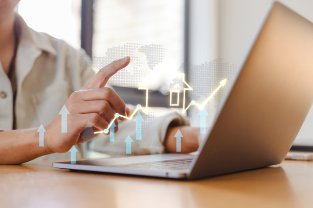 房地产投资概念，能效评级和房产价值，虚拟屏幕上的在线房地产。家庭新居，房屋搜索，土地价格，房产税。图片下载