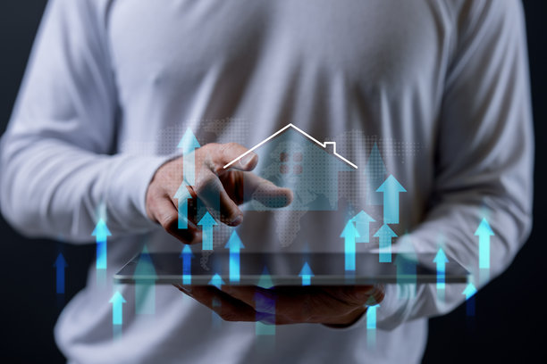 房地产投资概念，能源效率评级和房产价值，虚拟屏幕上的在线房地产，新家庭住宅，房屋搜索，土地价格，房产税。图片下载