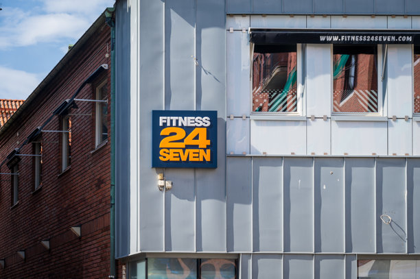 位于隆德市中心的 Fitness 24 Seven 健身品牌标志，安装在建筑外墙上图片下载