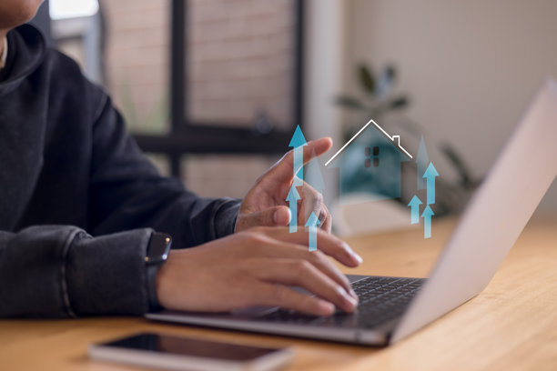 房地产投资概念，能效评级和房产价值，虚拟屏幕上的在线房地产。家庭新居，房屋搜索，土地价格，房产税。图片下载