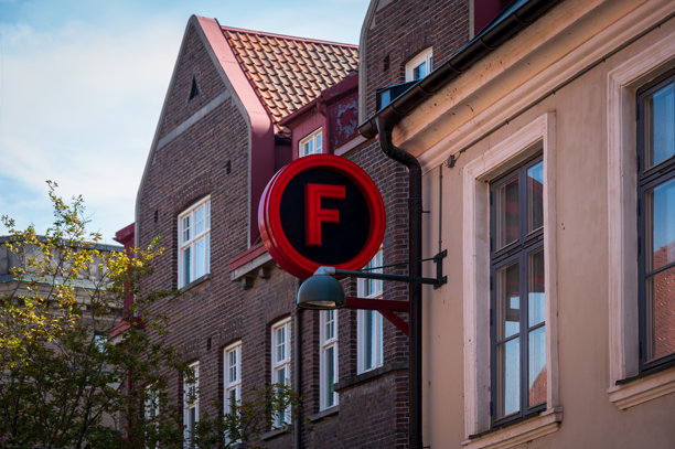 电影品牌Filmstaden的标志安装在外墙上图片下载