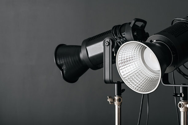 摄影棚内的两个黑色单体灯，摄影棚照明设备，有复制空间图片下载