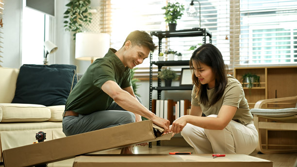 年轻的亚洲情侣在家组装新家具的系列照片图片下载