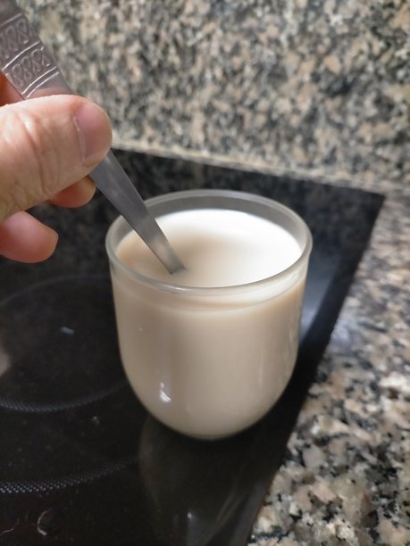 一位男士正在准备奶茶图片下载