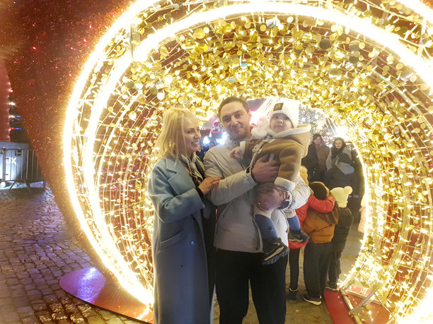 第比利斯玫瑰革命广场的全家福照片图片下载