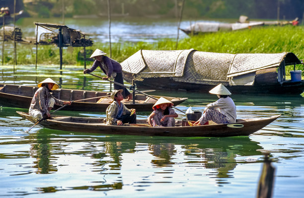 越南南部湄公河上的历史彩色照片，有小型划艇或房屋船只，载有民众，部分人戴着斗笠，摄于1992年11月5日图片下载