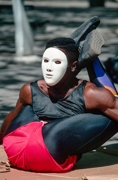 1993年5月14日，美国纽约中央公园，一名街头艺人正在表演杂技般的扭转和翻腾的彩色历史照片图片下载