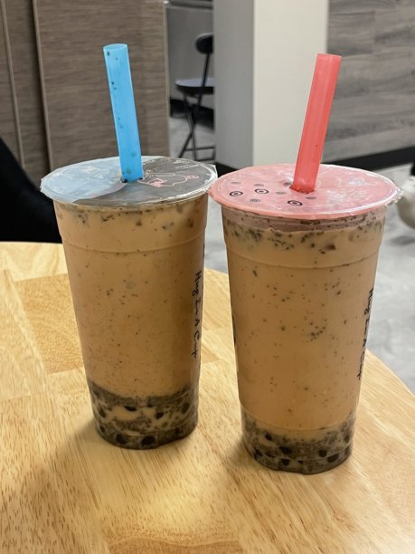 清爽的奶茶，搭配绵密的基底和Q弹的木薯珍珠，口感甜美有趣。丝滑、多彩且令人满足，是现代饮品和咖啡馆视觉的完美选择。图片下载