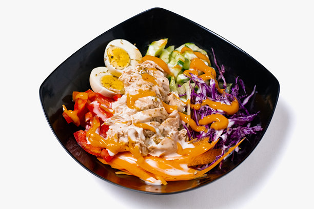 白碗里的奶油味新鲜卷心菜沙拉，由鸡肉、鸡蛋、切碎的绿白卷心菜、鲜艳的橙色胡萝卜和浓郁的蛋黄酱组成，孤立在白色背景上。图片下载