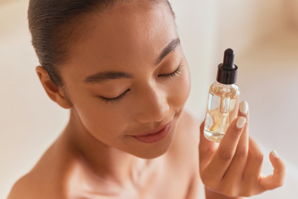护肤美容。女子在进行自然面部精华护肤流程时放松图片下载