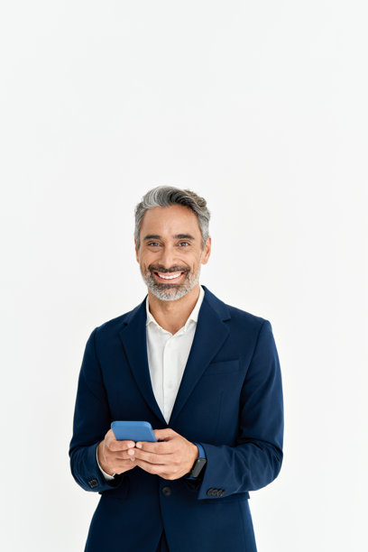 一名中年商人独自使用手机的竖幅照片，背景为白色。图片下载